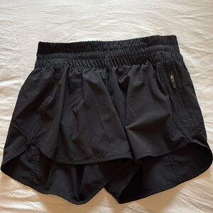 LULULEMON TRACKER SHORTS SIZE 6